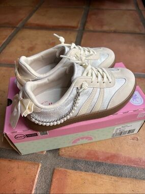 Jellypop Cream & Silver Girls' Sneakers with Pearl Chain